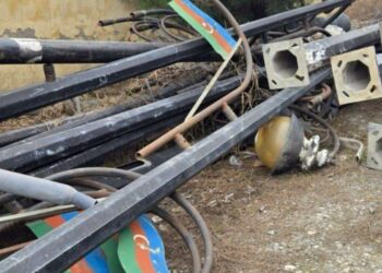 Rəsmi qurumun həyətində bayrağımız yerə atıldı