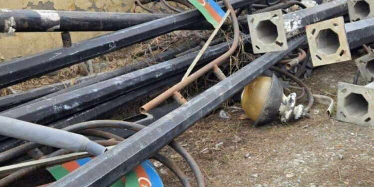 Rəsmi qurumun həyətində bayrağımız yerə atıldı