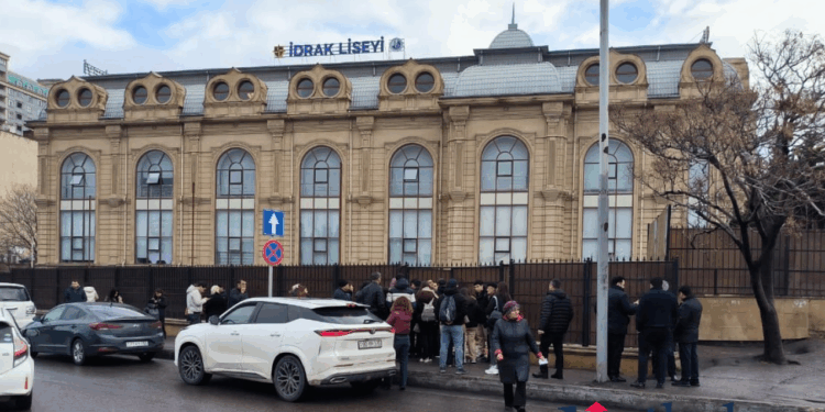 Bakıda liseydə dəhşət: Şagird müəllimi güllələdi