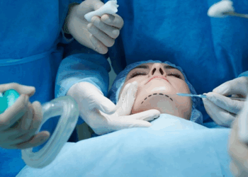 Estetik əməliyyatdan sonra qadının üzü deformasiyaya uğradı – İddia