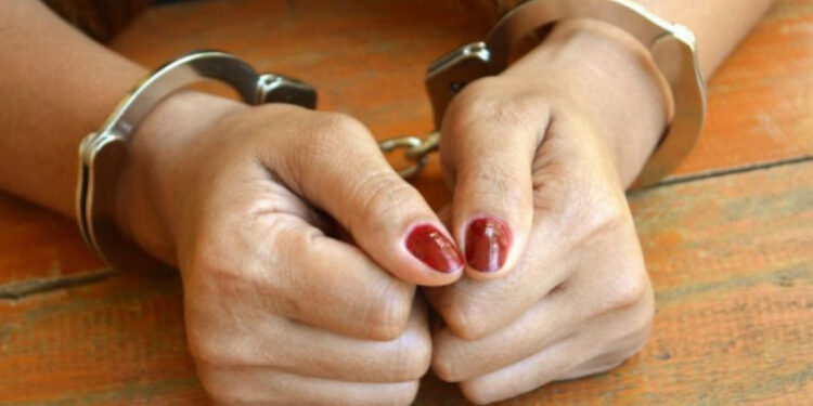 Azərbaycanda qadın müğənni polis tərəfindən saxlanıldı - FOTO