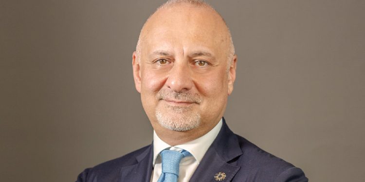 Kamran Uluxanlının ailə sürücüsünün 45 min manatı oğurlanıb