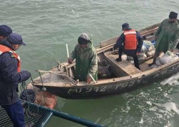 Dənizdə köməksiz qalan balıqçılar xilas edildi