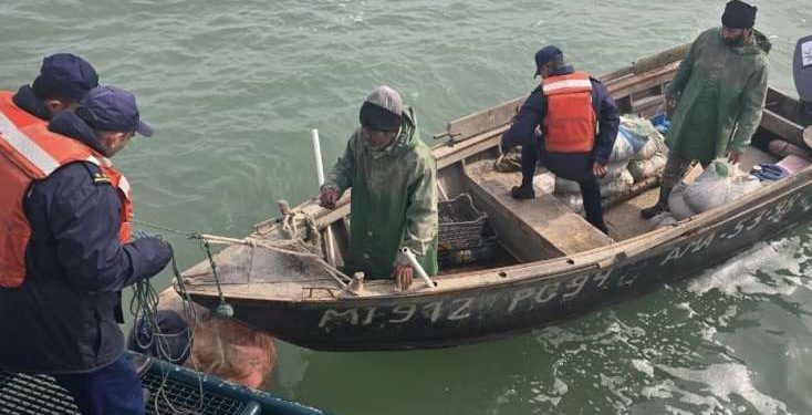 Dənizdə köməksiz qalan balıqçılar xilas edildi