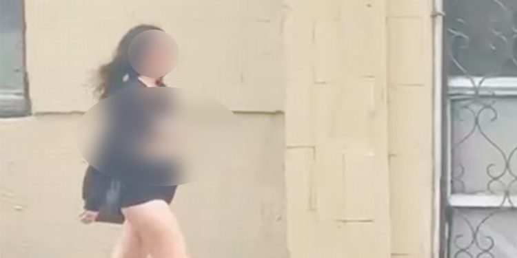 Bakıda yarıçılpaq gəzən qadın xəstəxanaya yerləşdirildi - VİDEO