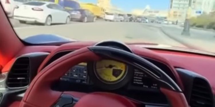 Bakıda “Ferrari” qaydaları belə pozdu - VİDEO