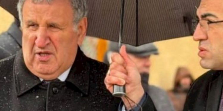 Çətir tutduğuna görə işdən çıxarıldığı deyilən şəxs AMEA-nın iclasında — FOTO