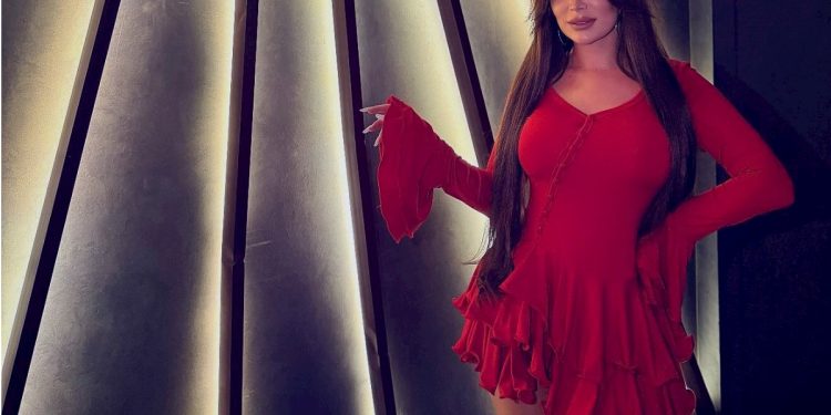 Gecə paltarlarını reklam edən bloqer cərimələndi — FOTOLAR