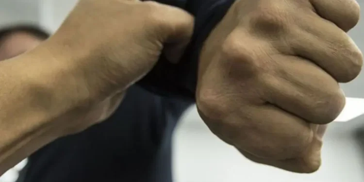 Məktəbdə insident: müəllim valideyni döydü