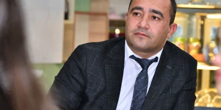 Azərbaycanda deputat gizli görüşdə yaxalandı: Əri gələndə pəncərədən qaçdı