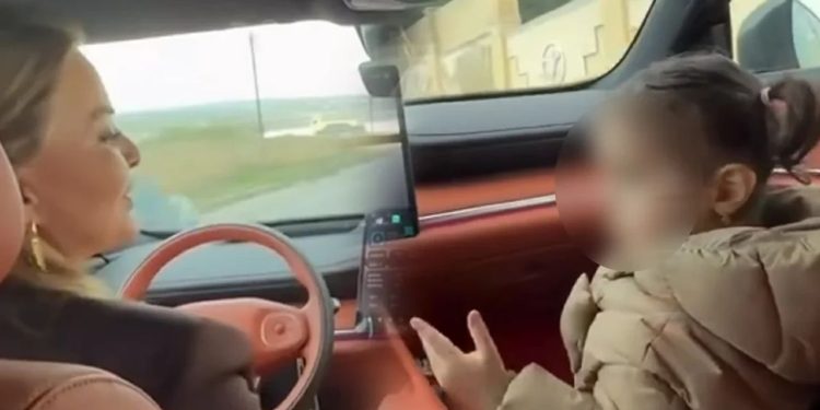 Bağça müdiri azyaşlının həyatını təhlükəyə atdı - Polis araşdırır - Video