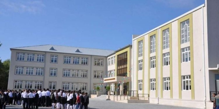 Məktəbdə dava: Xadimə direktora hücum etdi - SƏBƏB