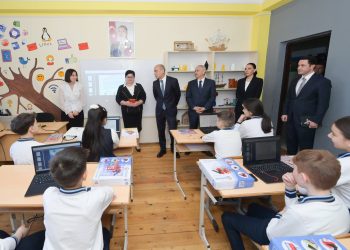 Emin Əmrullayev Qusarda məktəbdə tədris prosesi ilə tanış olub