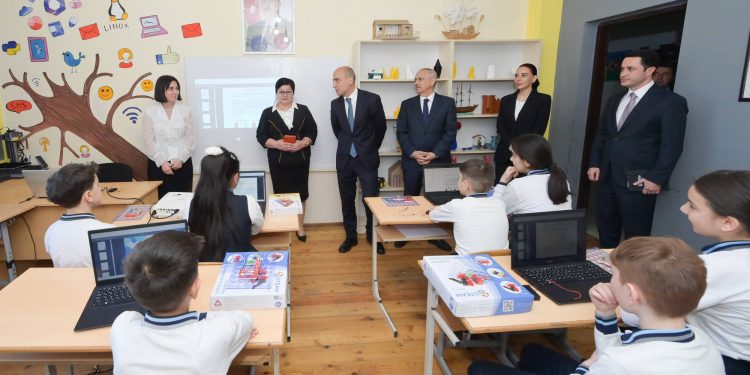 Emin Əmrullayev Qusarda məktəbdə tədris prosesi ilə tanış olub