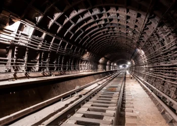 Tuneldə qalan sərnişinlər evakuasiya edildi