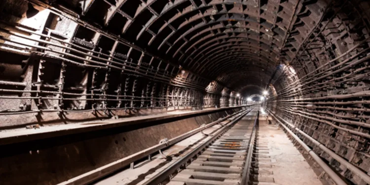 Tuneldə qalan sərnişinlər evakuasiya edildi