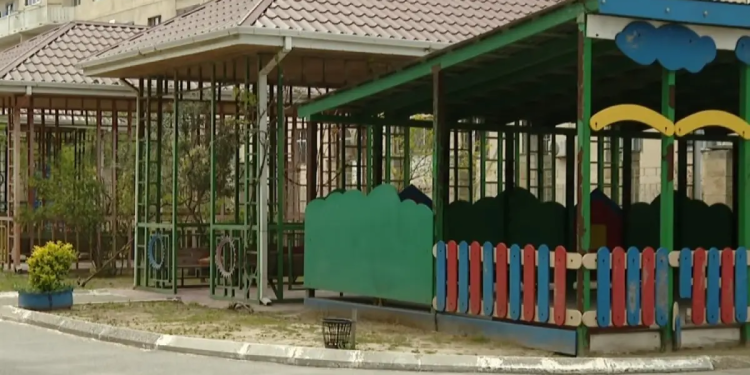 Bakıda bağçada dəhşət - Müəllim uşağın əlinə dağ basdı