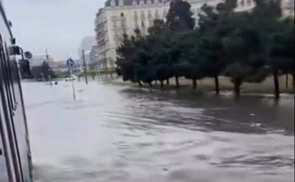 Bakıda əsaslı təmir olunan prospekti su basdı - VİDEO