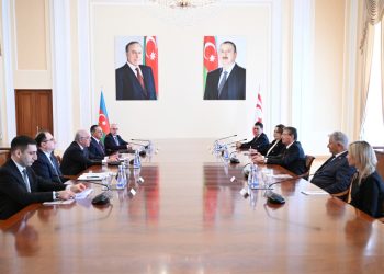 Baş nazir həmkarı ilə görüşdü 