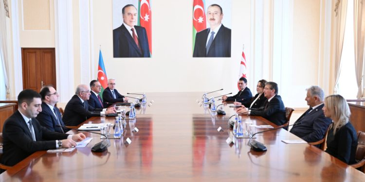 Baş nazir həmkarı ilə görüşdü