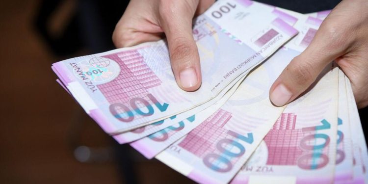 Bayrama görə bu şəxslərə pul mükafatı AYRILDI
