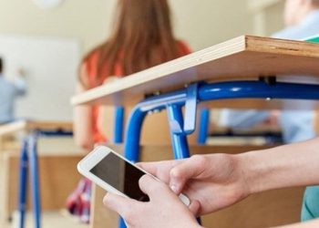 Məktəblərə telefon gətirilməsi qadağan edildi – RƏSMİ