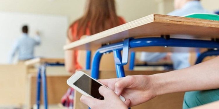 Məktəblərə telefon gətirilməsi qadağan edildi – RƏSMİ