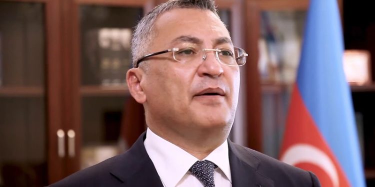 Rövşən Rzayev 66 yaşlı Aparat rəhbəri ilə bağlı qərar verdi (FOTO)